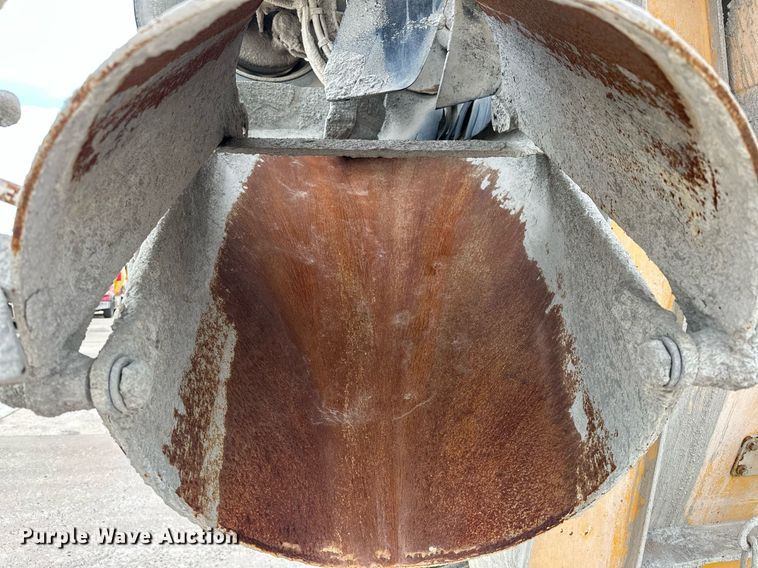 image for item DW5074 2014 Peterbilt 365 ready mix truck