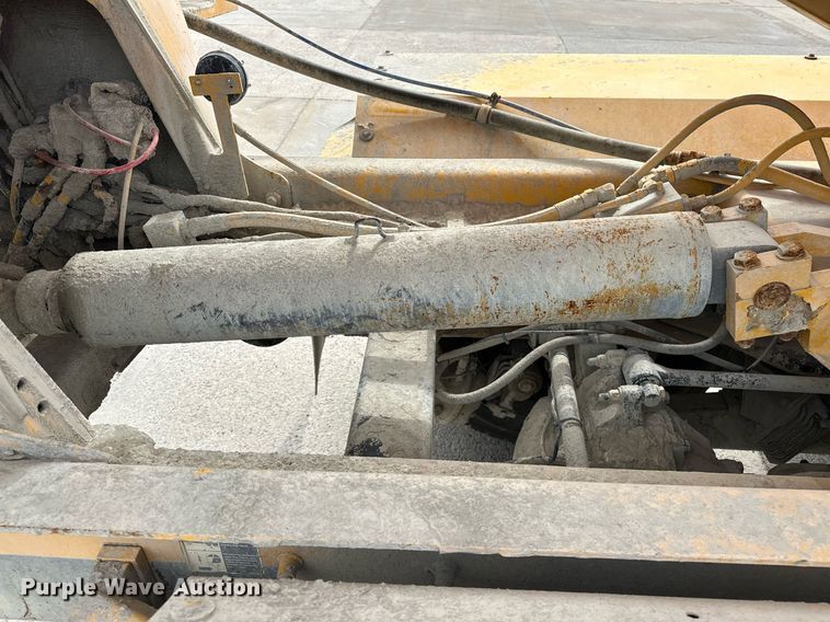 image for item DW5074 2014 Peterbilt 365 ready mix truck