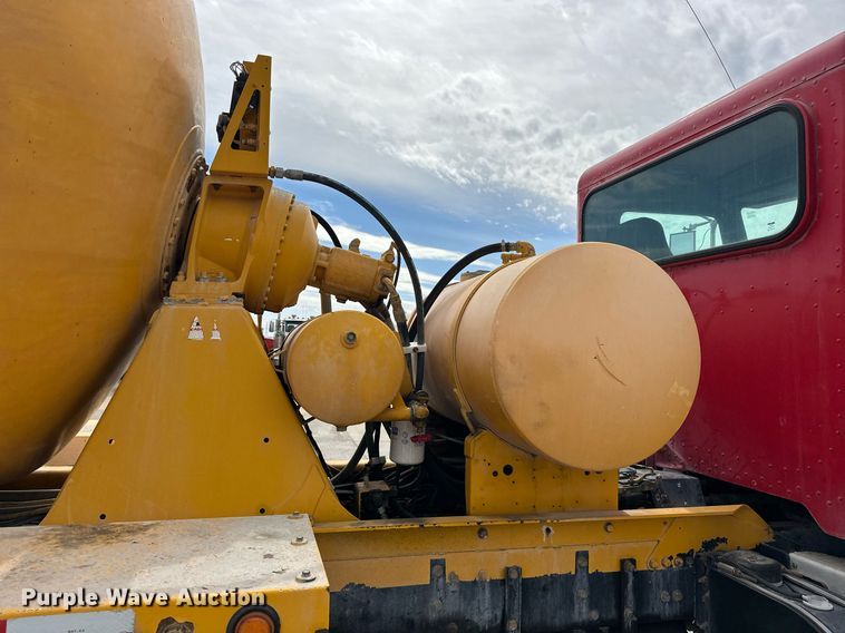 image for item DW5074 2014 Peterbilt 365 ready mix truck