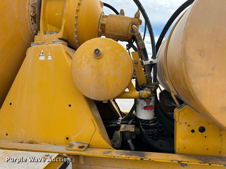 image for item DW5074 2014 Peterbilt 365 ready mix truck