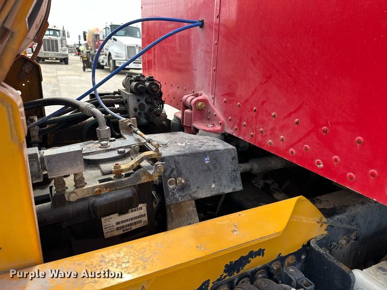 image for item DW5074 2014 Peterbilt 365 ready mix truck