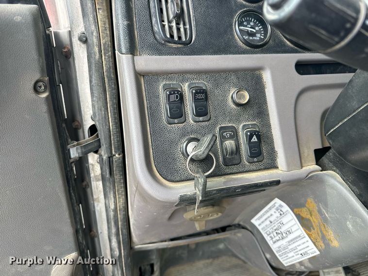 image for item DW5074 2014 Peterbilt 365 ready mix truck