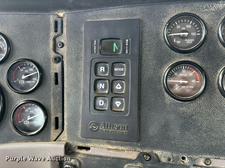 image for item DW5074 2014 Peterbilt 365 ready mix truck