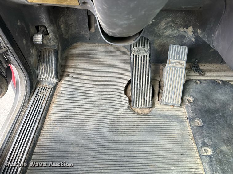 image for item DW5074 2014 Peterbilt 365 ready mix truck