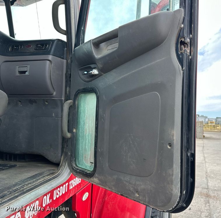 image for item DW5074 2014 Peterbilt 365 ready mix truck