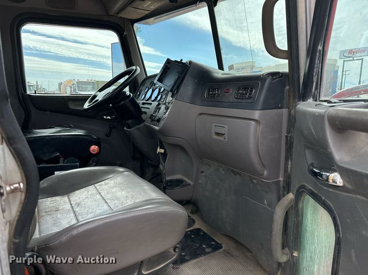 image for item DW5074 2014 Peterbilt 365 ready mix truck