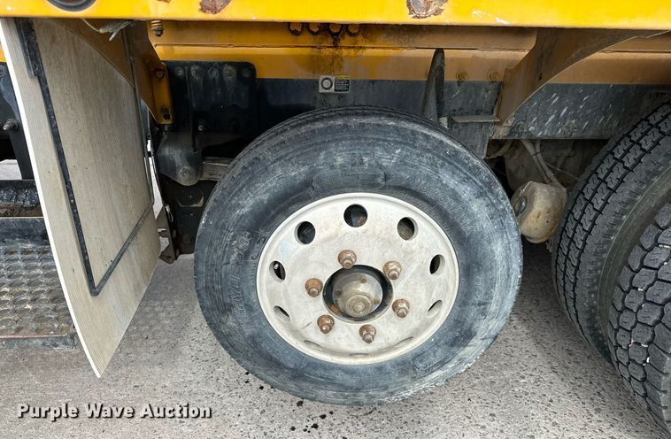 image for item DW5074 2014 Peterbilt 365 ready mix truck