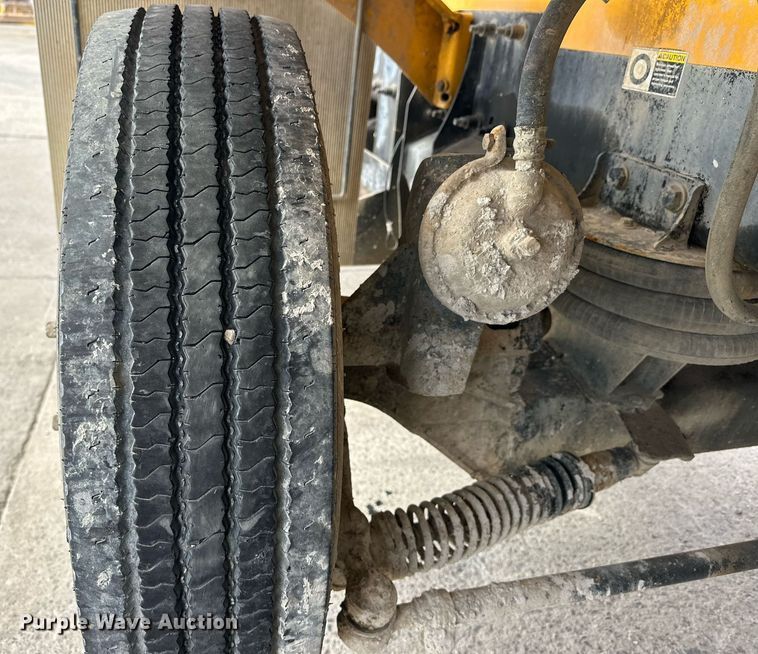 image for item DW5074 2014 Peterbilt 365 ready mix truck