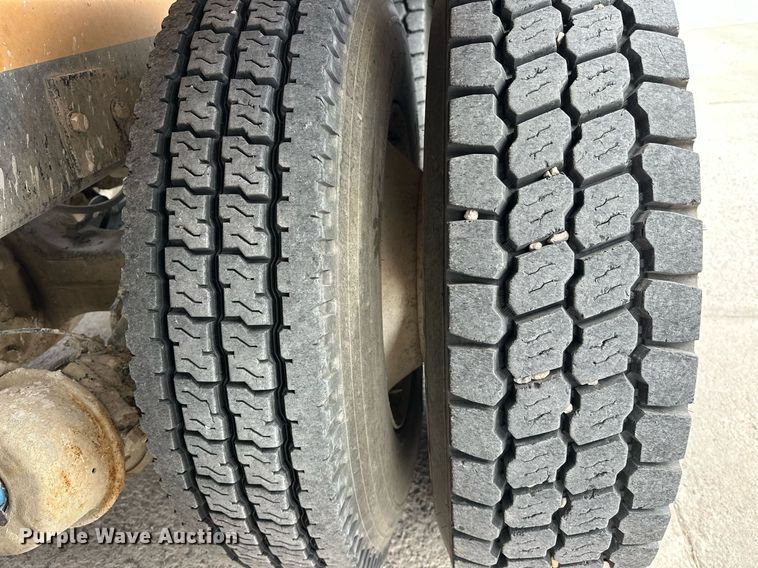 image for item DW5074 2014 Peterbilt 365 ready mix truck