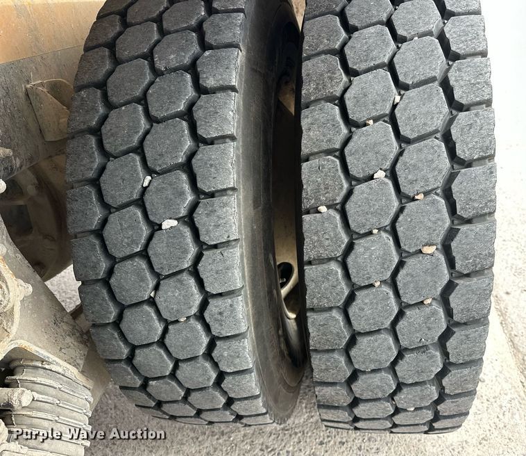 image for item DW5074 2014 Peterbilt 365 ready mix truck