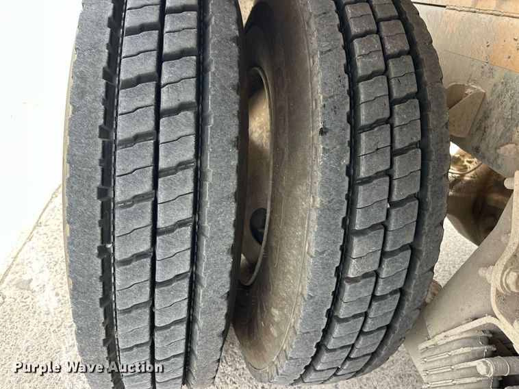 image for item DW5074 2014 Peterbilt 365 ready mix truck