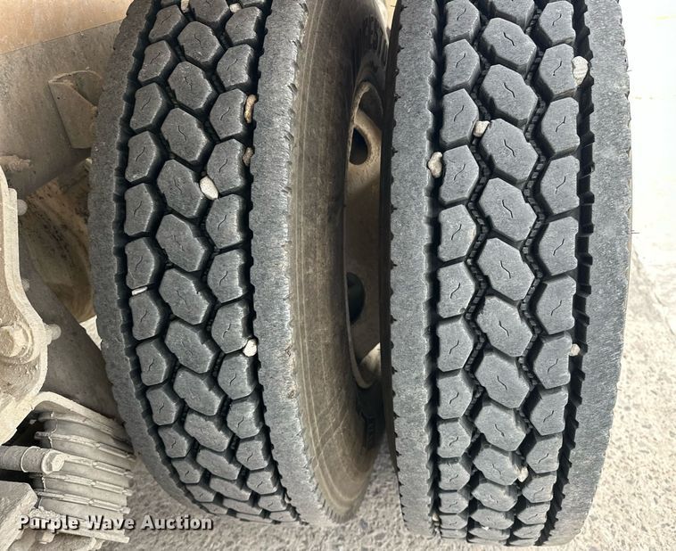 image for item DW5074 2014 Peterbilt 365 ready mix truck