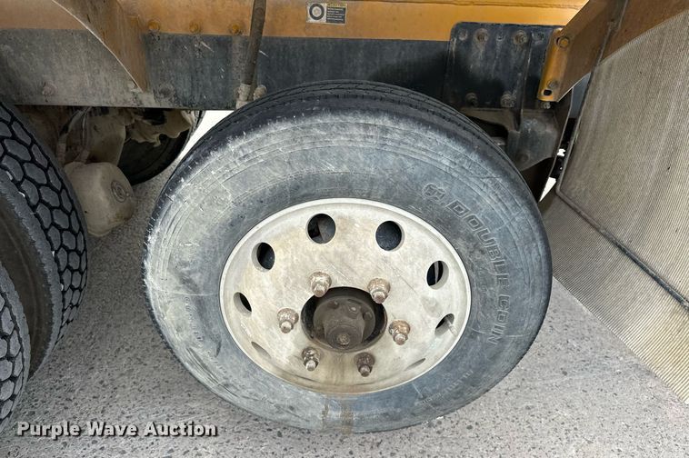 image for item DW5074 2014 Peterbilt 365 ready mix truck