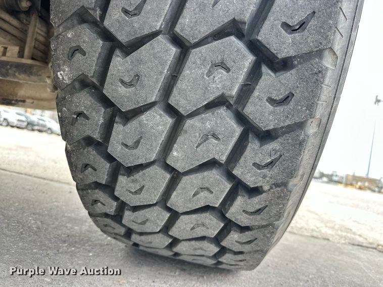 image for item DW5074 2014 Peterbilt 365 ready mix truck