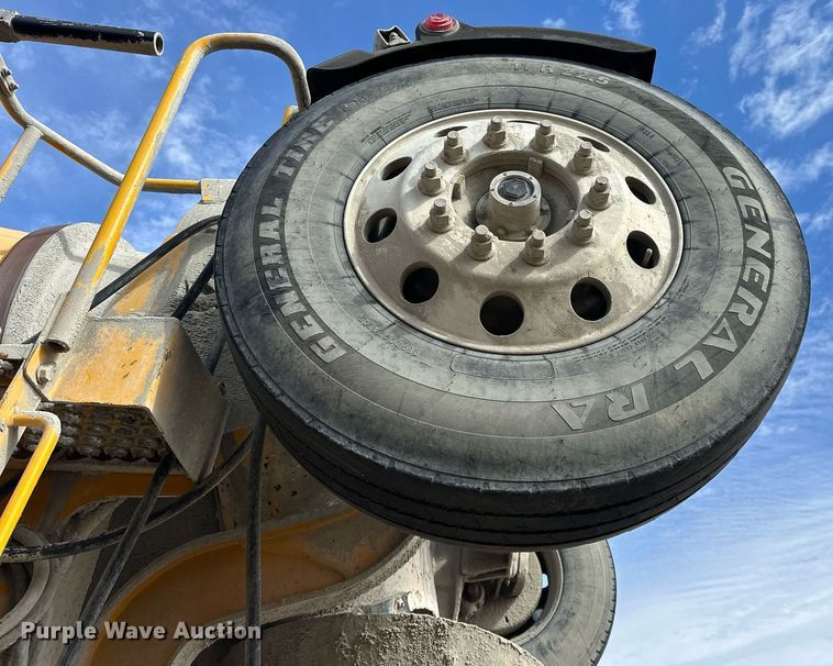 image for item DW5074 2014 Peterbilt 365 ready mix truck