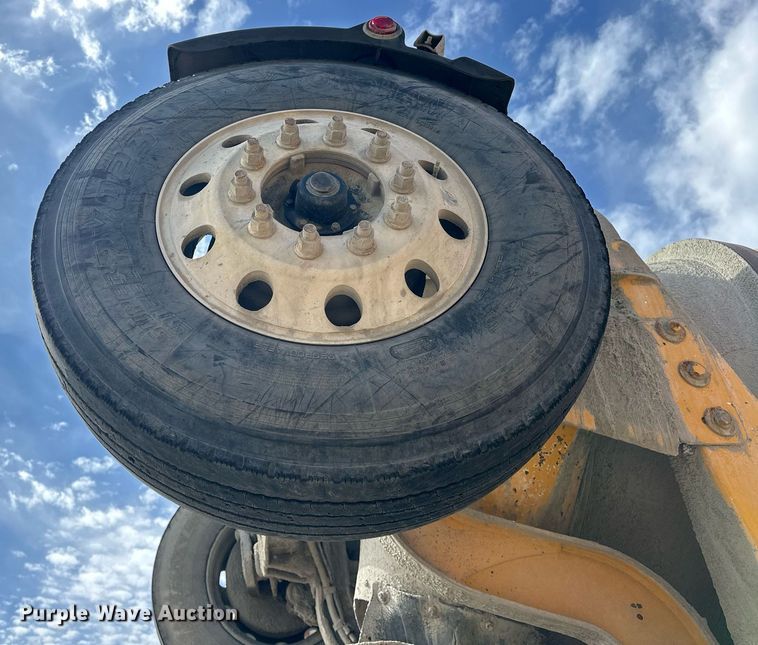 image for item DW5074 2014 Peterbilt 365 ready mix truck