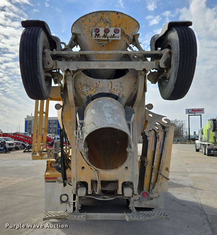 image for item DW5077 2014 Peterbilt 365 ready mix truck