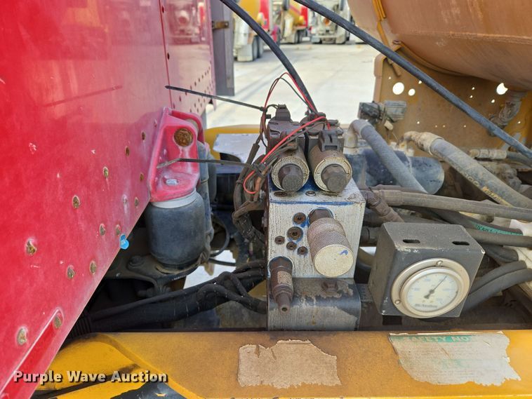 image for item DW5077 2014 Peterbilt 365 ready mix truck