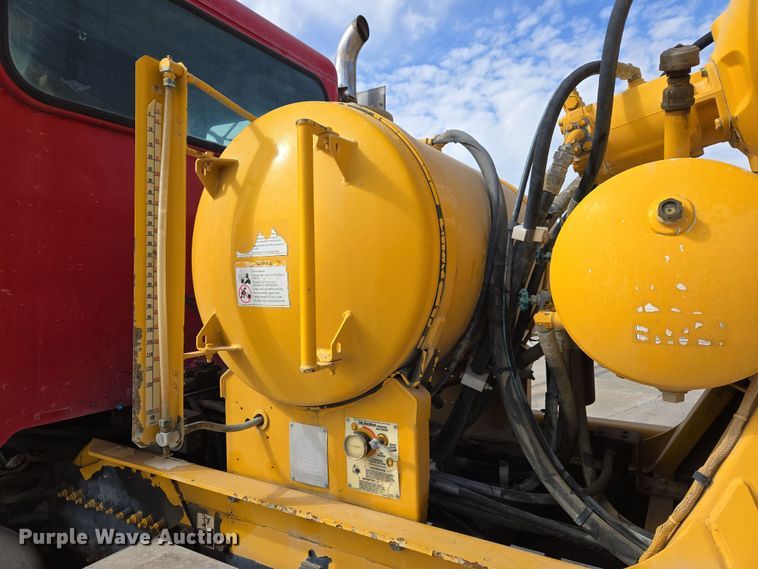 image for item DW5077 2014 Peterbilt 365 ready mix truck