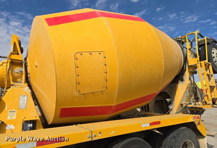 image for item DW5077 2014 Peterbilt 365 ready mix truck