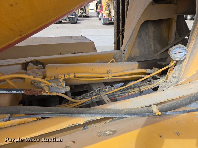 image for item DW5077 2014 Peterbilt 365 ready mix truck