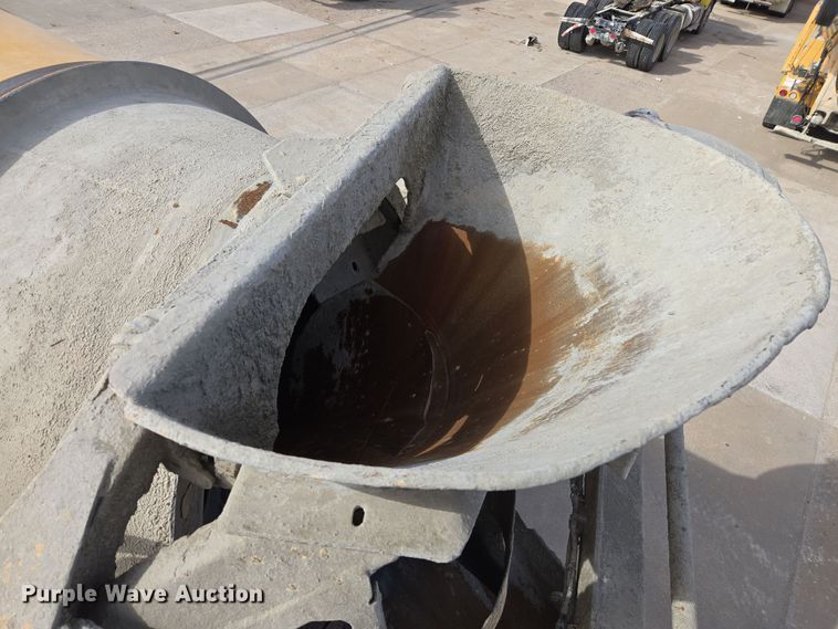 image for item DW5077 2014 Peterbilt 365 ready mix truck