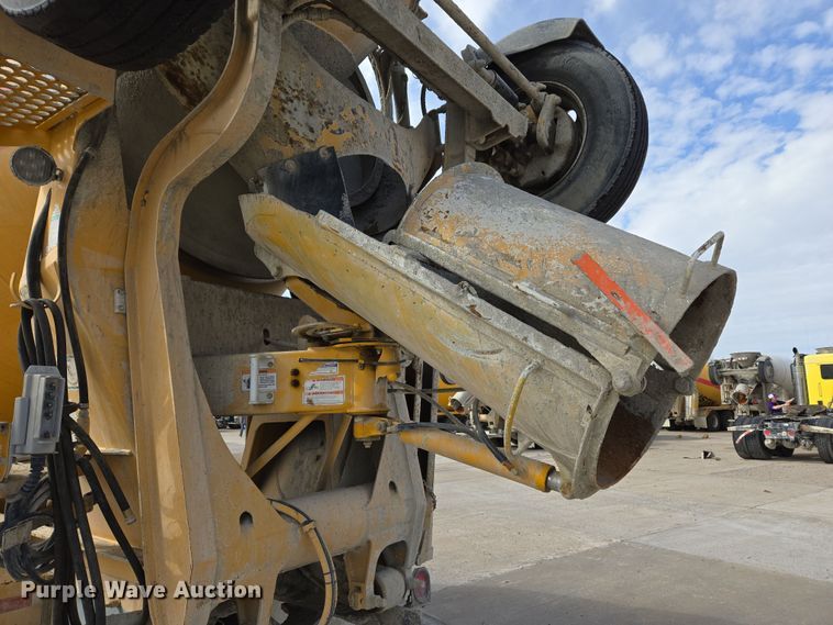 image for item DW5077 2014 Peterbilt 365 ready mix truck