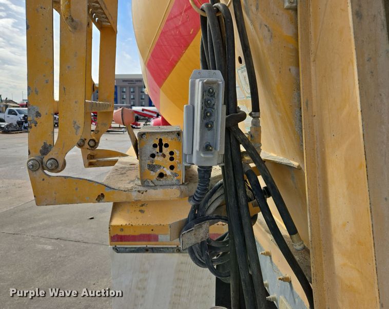 image for item DW5077 2014 Peterbilt 365 ready mix truck