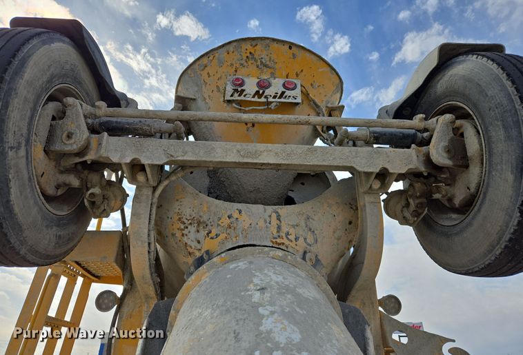 image for item DW5077 2014 Peterbilt 365 ready mix truck