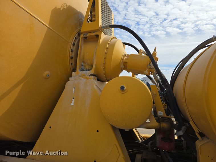 image for item DW5077 2014 Peterbilt 365 ready mix truck