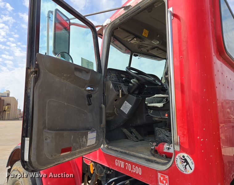 image for item DW5077 2014 Peterbilt 365 ready mix truck