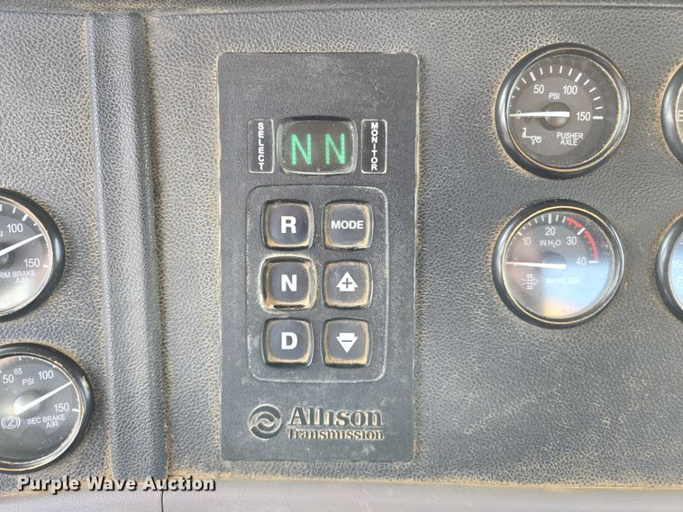 image for item DW5077 2014 Peterbilt 365 ready mix truck