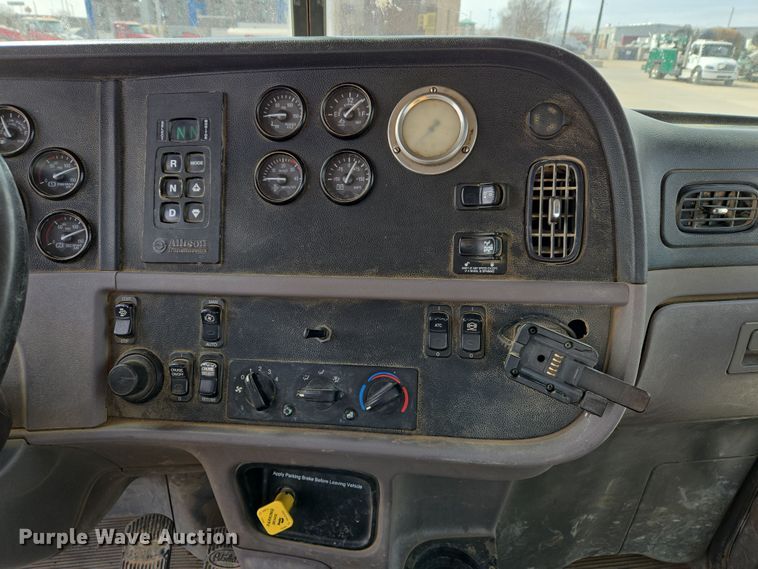 image for item DW5077 2014 Peterbilt 365 ready mix truck