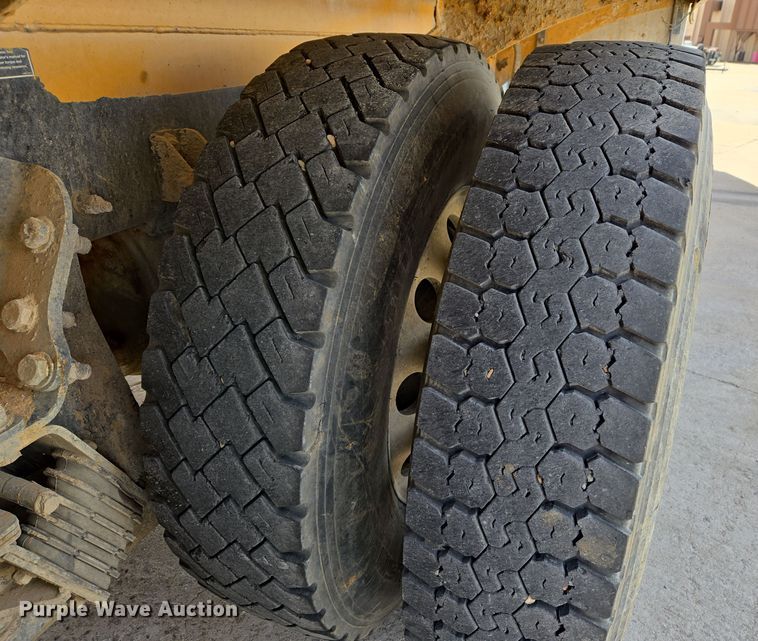 image for item DW5077 2014 Peterbilt 365 ready mix truck