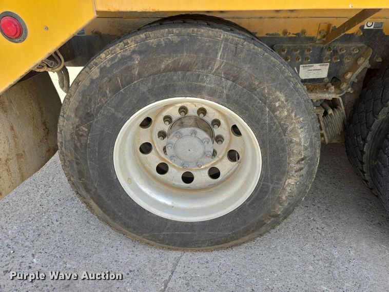 image for item DW5077 2014 Peterbilt 365 ready mix truck