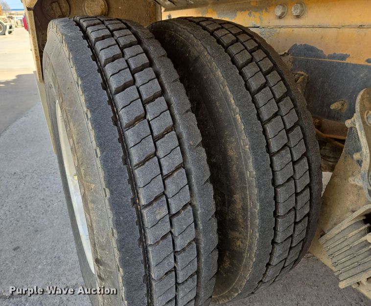 image for item DW5077 2014 Peterbilt 365 ready mix truck