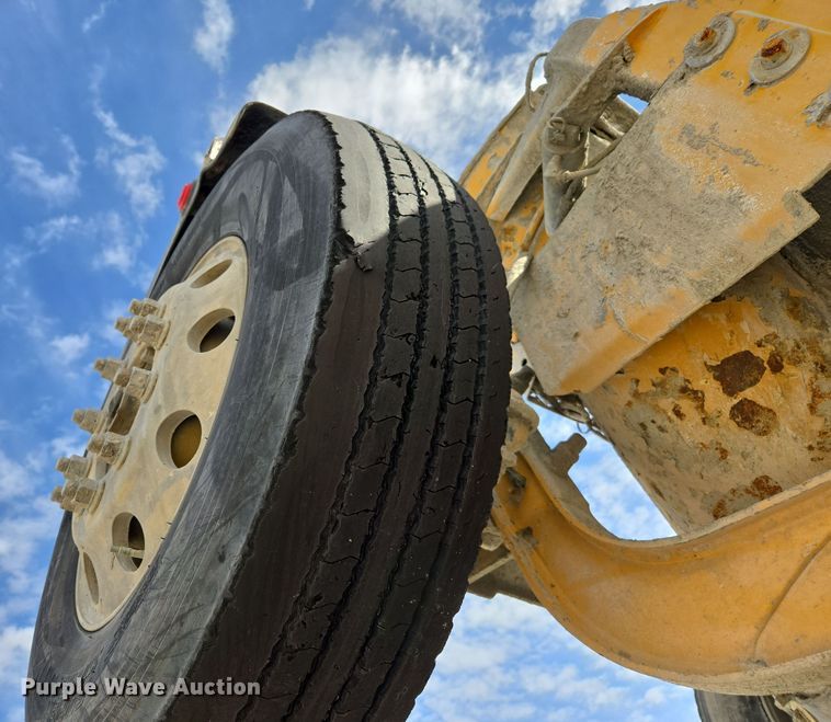 image for item DW5077 2014 Peterbilt 365 ready mix truck