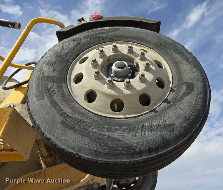 image for item DW5077 2014 Peterbilt 365 ready mix truck