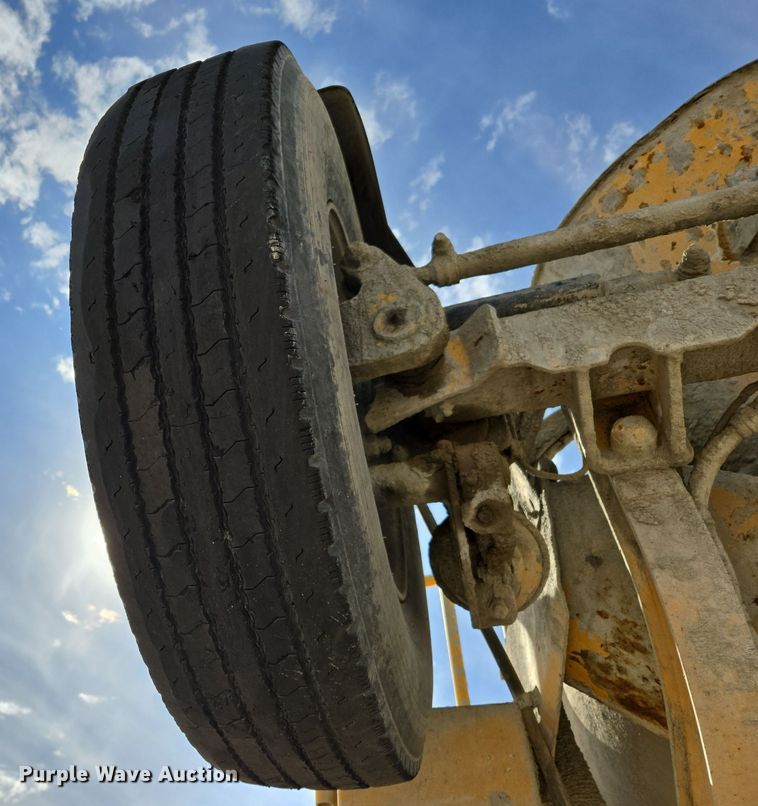 image for item DW5077 2014 Peterbilt 365 ready mix truck