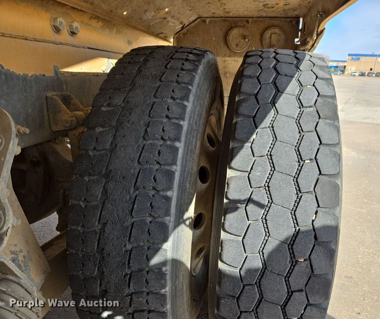 image for item DW5077 2014 Peterbilt 365 ready mix truck