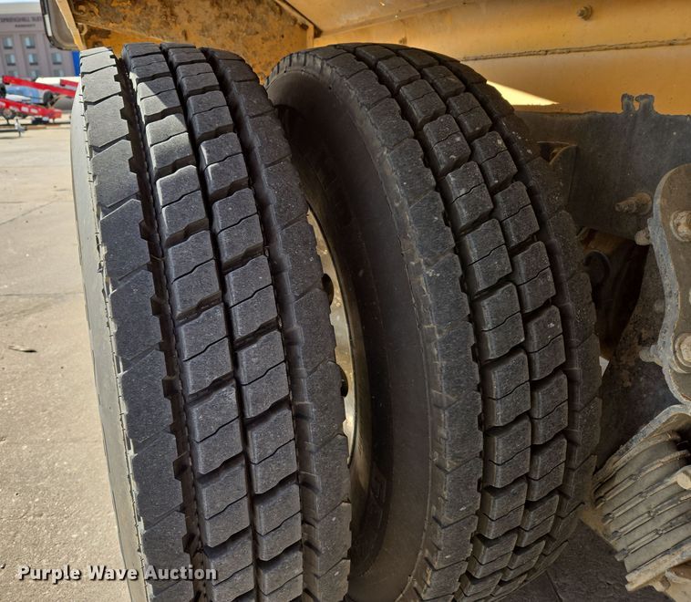 image for item DW5077 2014 Peterbilt 365 ready mix truck