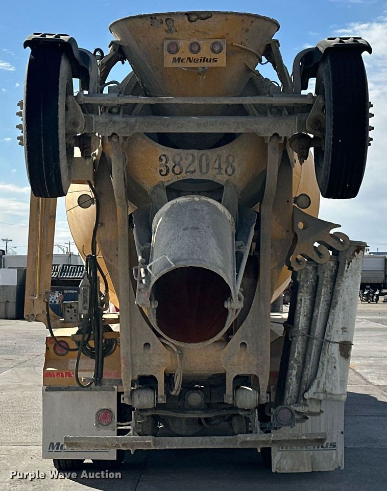 image for item DW5078 2017 Peterbilt 365 ready mix truck