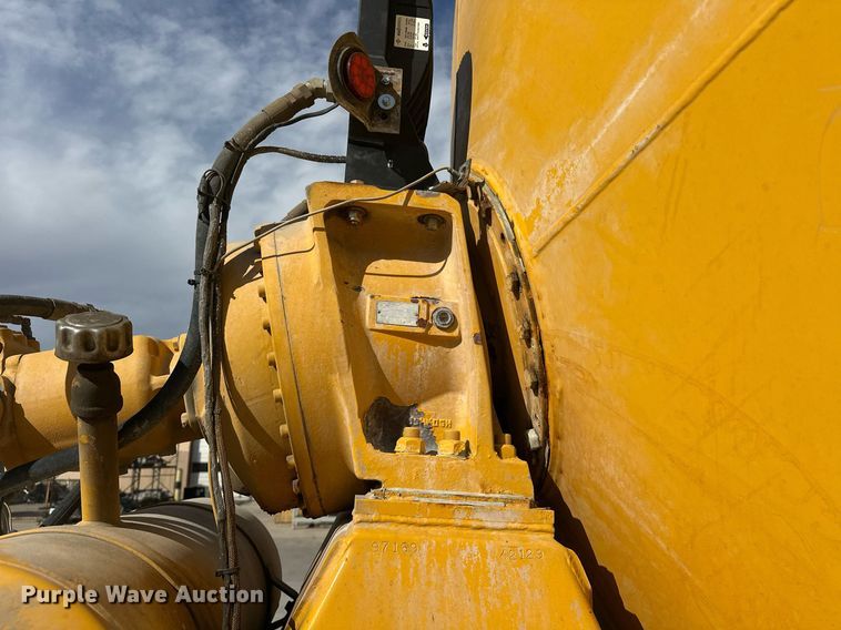 image for item DW5078 2017 Peterbilt 365 ready mix truck