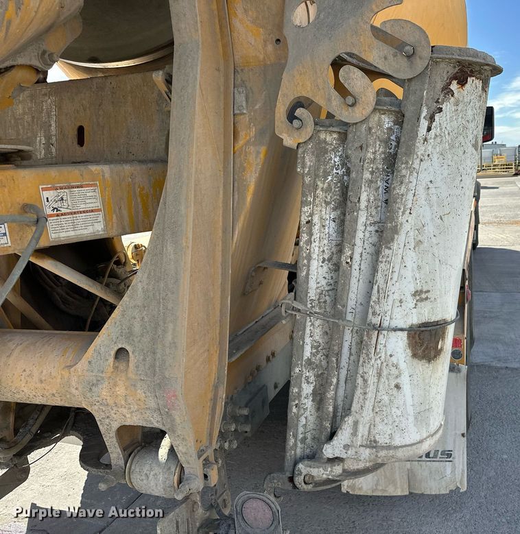 image for item DW5078 2017 Peterbilt 365 ready mix truck