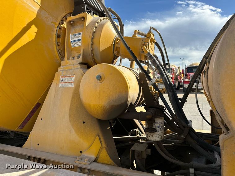 image for item DW5078 2017 Peterbilt 365 ready mix truck