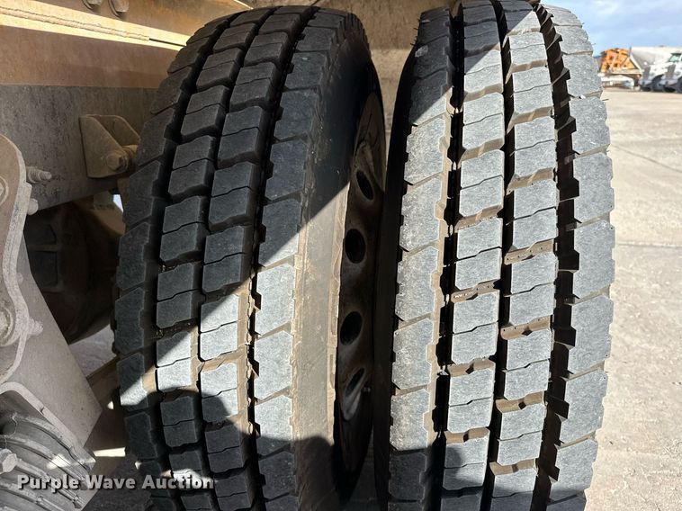 image for item DW5078 2017 Peterbilt 365 ready mix truck