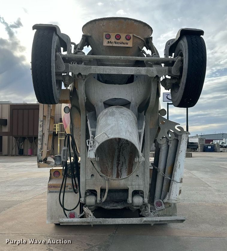 image for item DW5081 2014 Peterbilt 365 ready mix truck