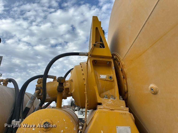 image for item DW5081 2014 Peterbilt 365 ready mix truck