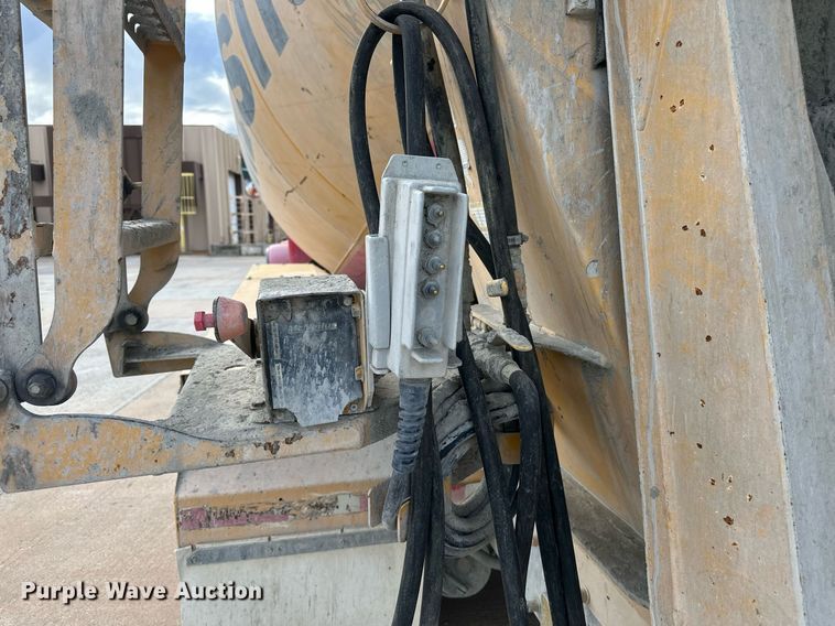 image for item DW5081 2014 Peterbilt 365 ready mix truck