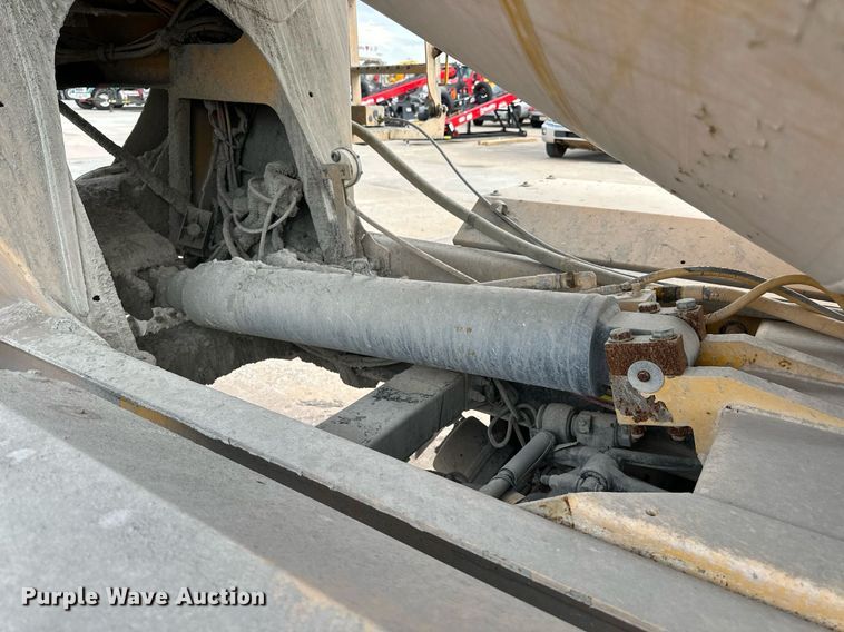 image for item DW5081 2014 Peterbilt 365 ready mix truck